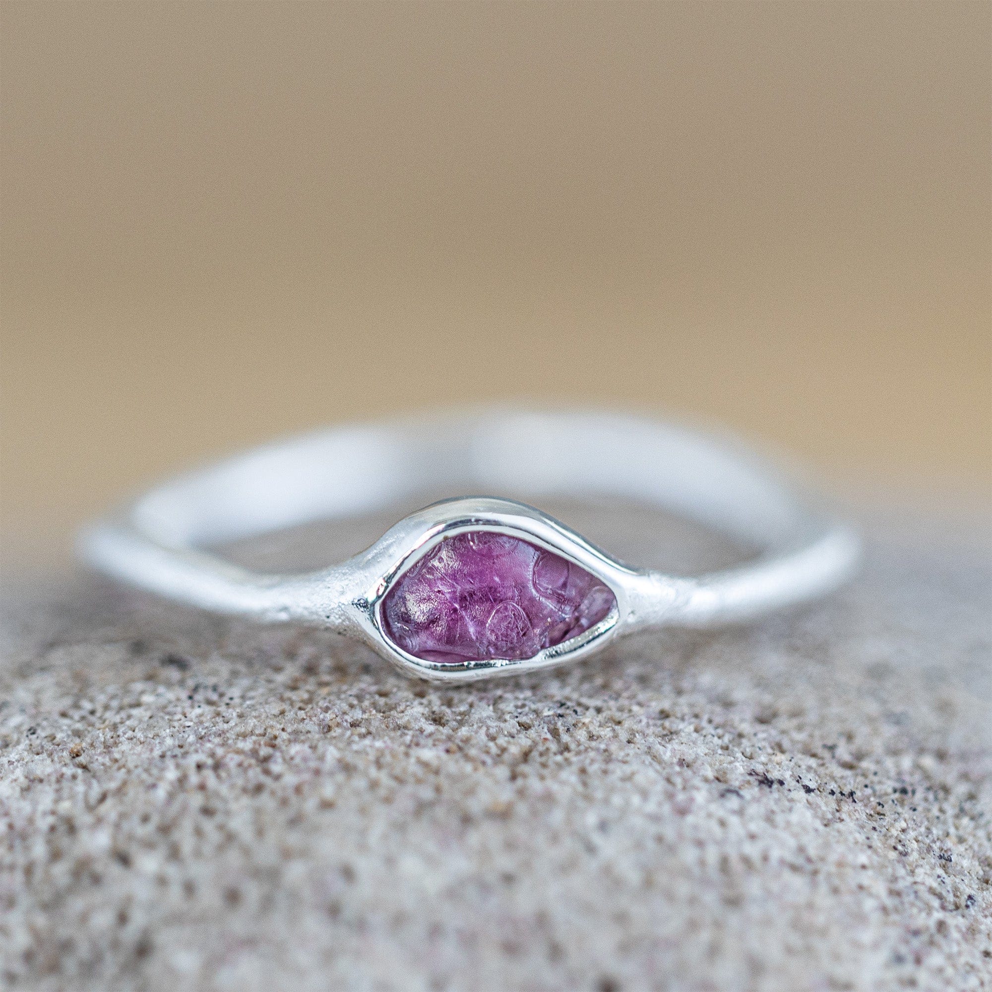 Qonn Minimalist 925 Silver Ring with Natural Ruby Crystal