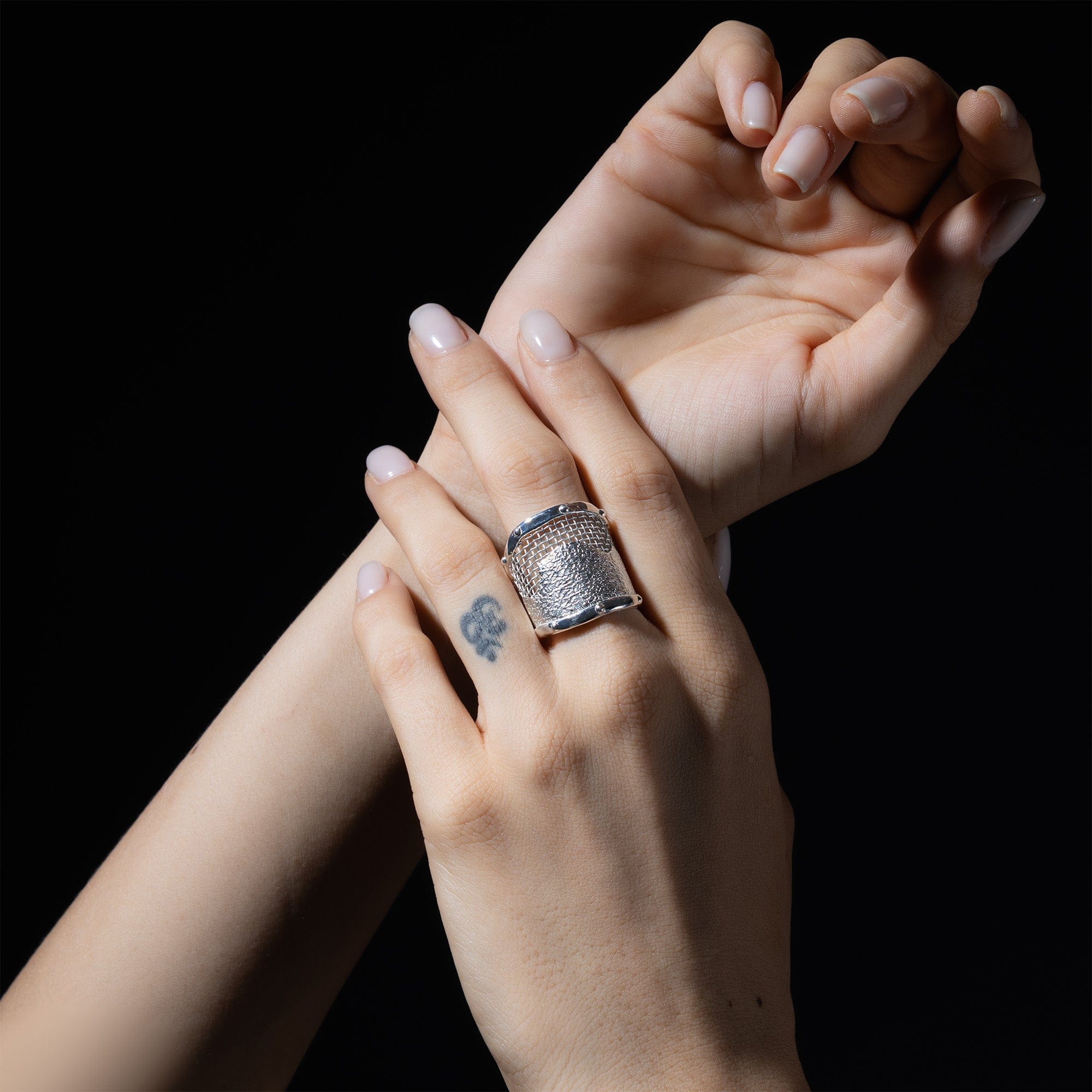 Pallium Urban Open Band Siliver Ring with Titanium Mesh