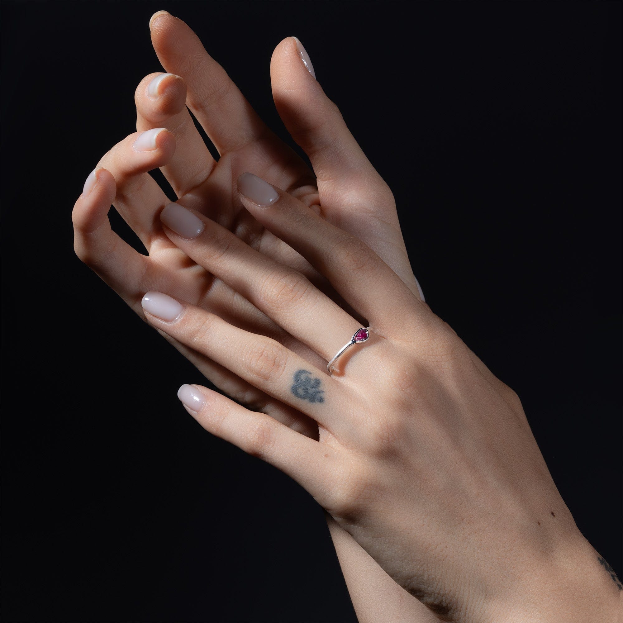Qonn Minimalist 925 Silver Ring with Natural Ruby Crystal